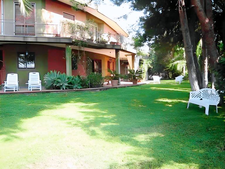Child-friendly serviced apartment with jacuzzi, garden & barbecue | Dogs allowed in Aci Castello