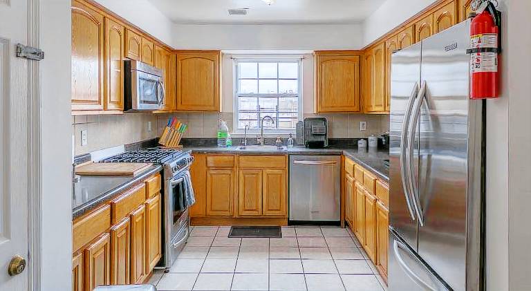 Huge 3BR Urban Gem just 3 miles to NYC plus Free Parking — photo 2