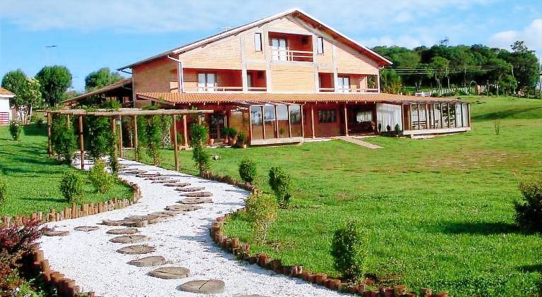 Farm with garden, hot tub & grill in Cacador