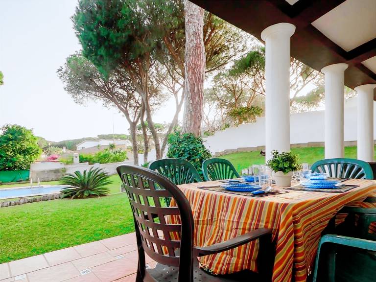 Villa with patio, yard & barbeque — photo 2