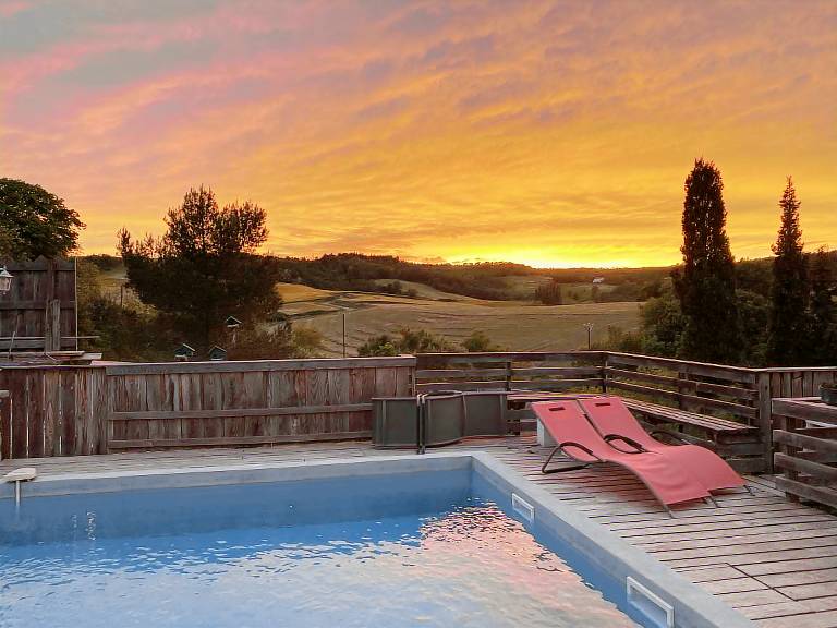 Vacation home with yard, barbecue & private pool | Nature view — photo 2