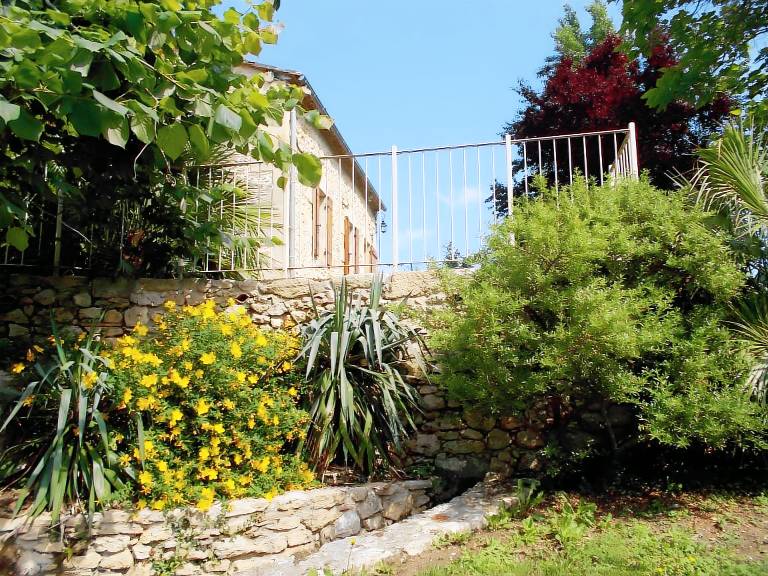 Vacation home with garden, terrace & BBQ | Garden view — photo 4