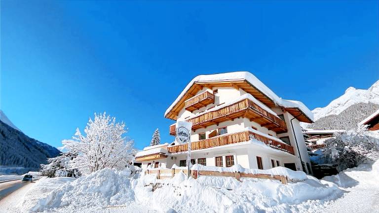 Ferienhaus mit Hund in Gemeinde Pettneu am Arlberg für max. 26 Personen Ferienhaus mit Hund in Gemeinde Pettneu am Arlberg für max. 26 Personen