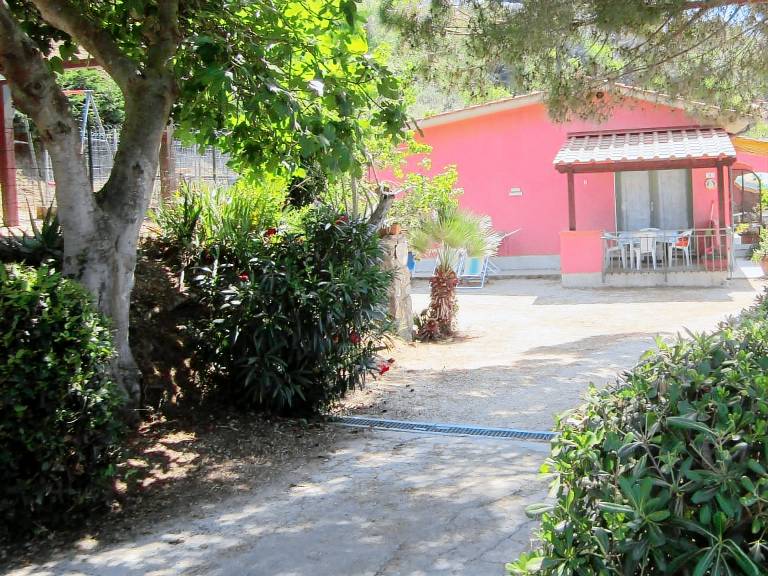 Apartment with patio, barbecue & yard | Mountain view — photo 2