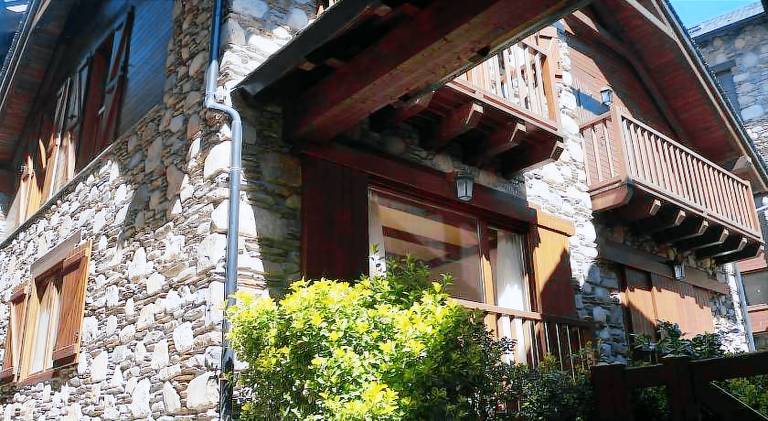 Fully equipped chalet with patio & hot tub | Pet-friendly in Lleida