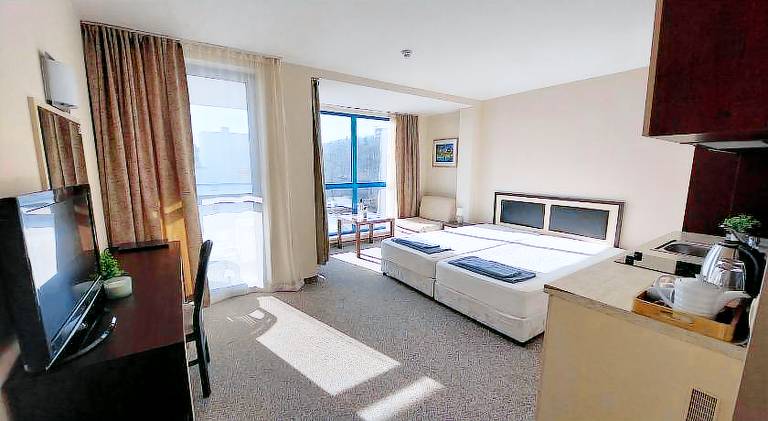 Serviced apartment with terrace & pool — photo 2
