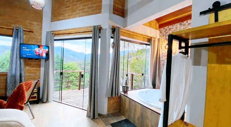 Wonderful lodge with hot tub, patio & yard | Perfect for remote work | Dogs allowed — photo 2