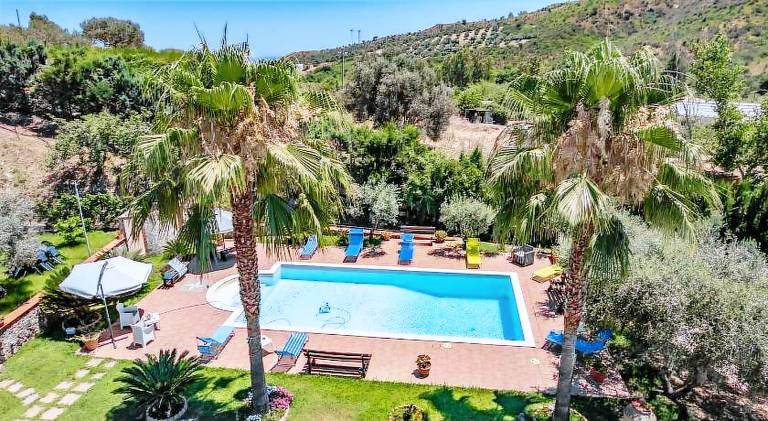Beautiful apartment with private pool, yard & grill | Pets are welcome in Catanzaro