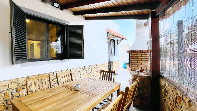 Fully equipped pleasant vacation home with garden, barbecue & terrace | Next to the beach | Perfect for remote work | Pets allowed in Loulé