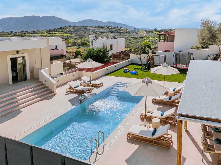 Villa with garden, grill & private pool in Rethymno