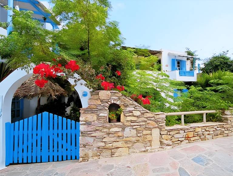 Charming rental apartment with yard & patio | Pets are welcome in Naxos