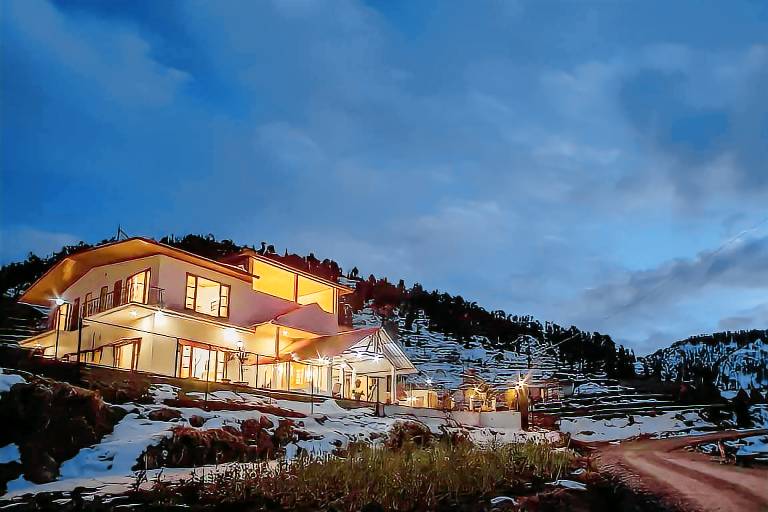 Villa with barbecue & garden in Tehri