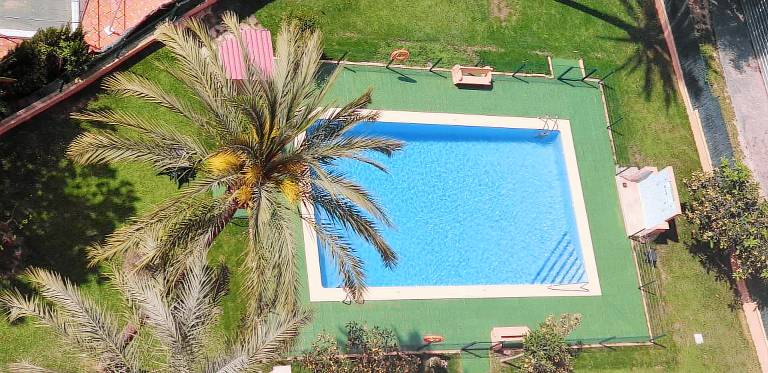 Rental apartment with patio, pool & yard | Pool view in Benidorm