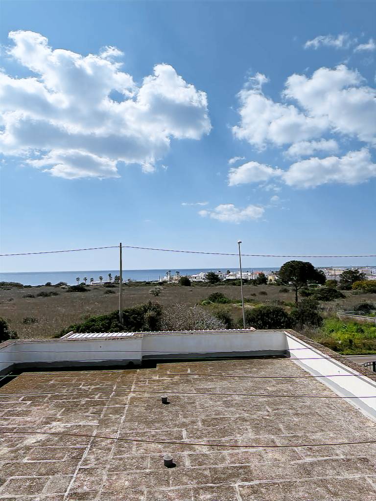 House with garden | Beach view — photo 2
