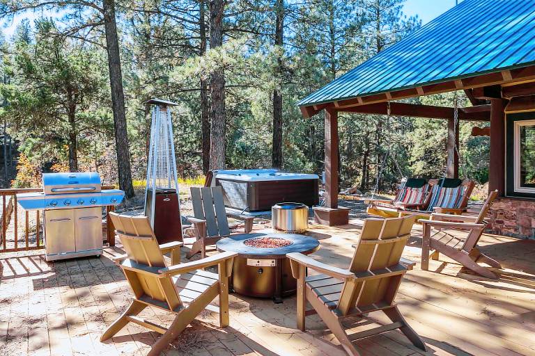 Pet Friendly Cabin with Hot Tub Views, Deck, Fire Pit - 14 Minutes to Purg — photo 2