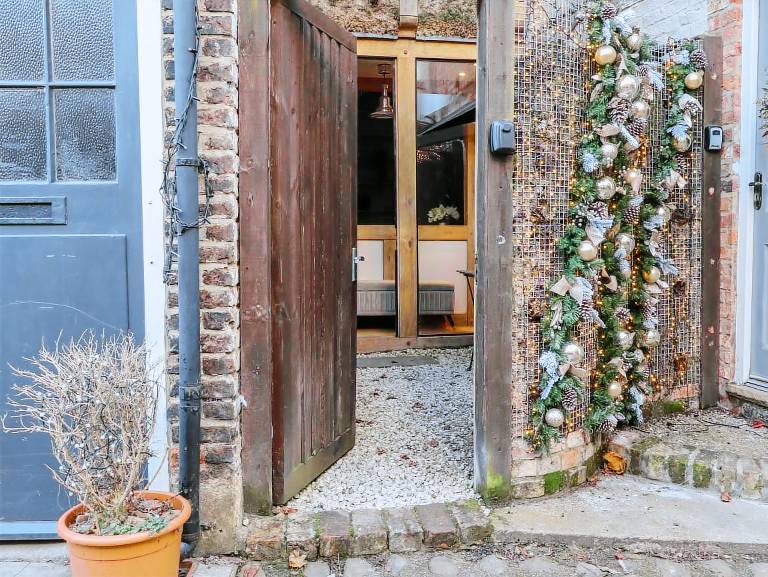 Cottage with garden — photo 2
