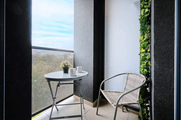 Gwia dzista 8 Modern Studio Balcony — photo 4