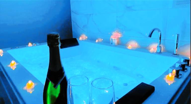 Holiday apartment with jacuzzi — photo 4