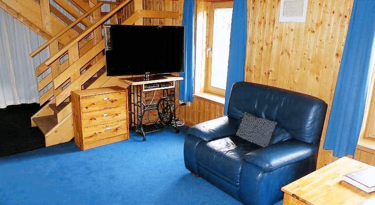 Lodge with yard, barbeque & terrace | Dogs allowed — photo 2