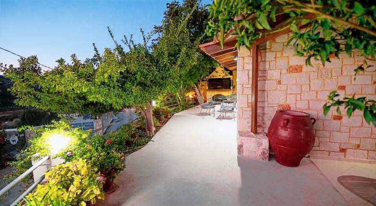Villa with pool — photo 4