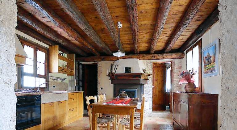 House with hot tub — photo 4