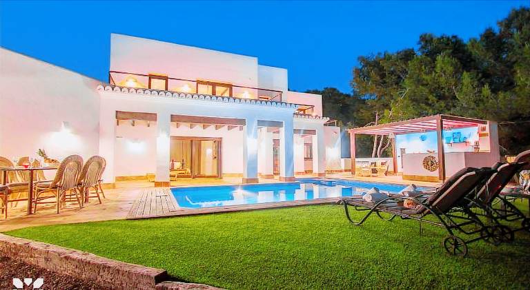 Villa with pool in Mora
