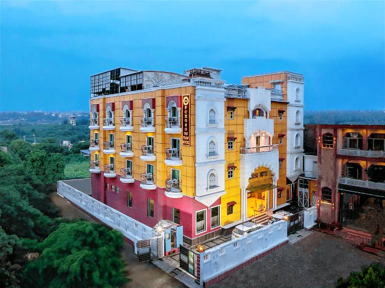 Foxoso Taj View Hotel