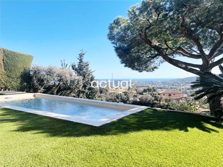 Spacious vacation home with BBQ, yard & private pool | Pets allowed — photo 3