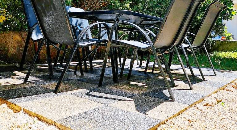 Apartment with grill, patio & yard — photo 5