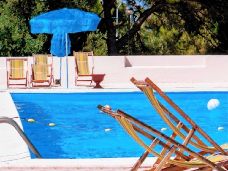 Bungalow with pool & patio — photo 3