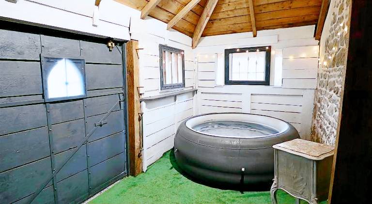 Rental apartment with hot tub — photo 4