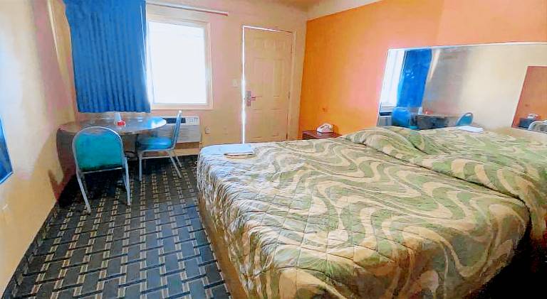 Deluxe Inn Motel — photo 2