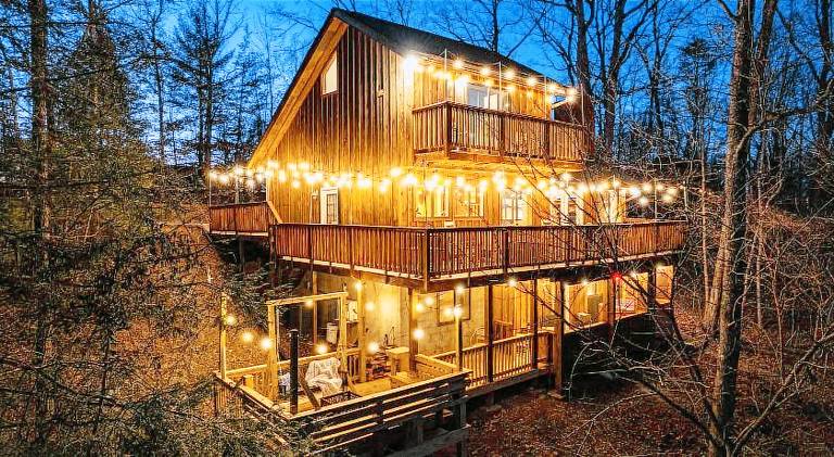 Vacation home with hot tub in Pigeon Forge, TN