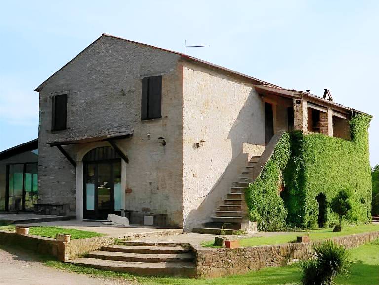 Farm with pool & yard in Manciano