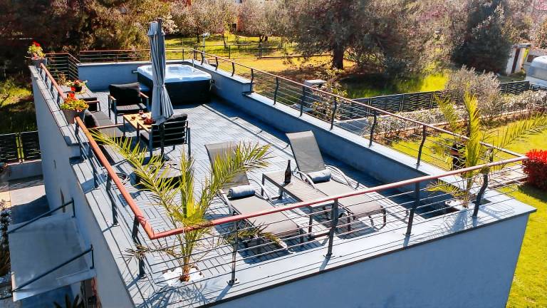 Villa with jacuzzi, patio & garden — photo 3