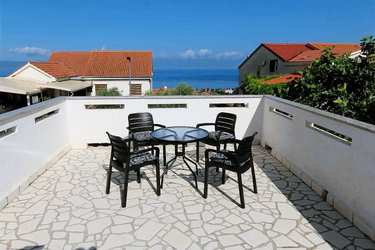 Holiday apartment with terrace and sea view in Omisalj