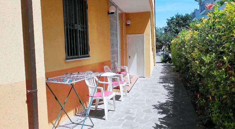 Holiday apartment with barbecue & garden — photo 3