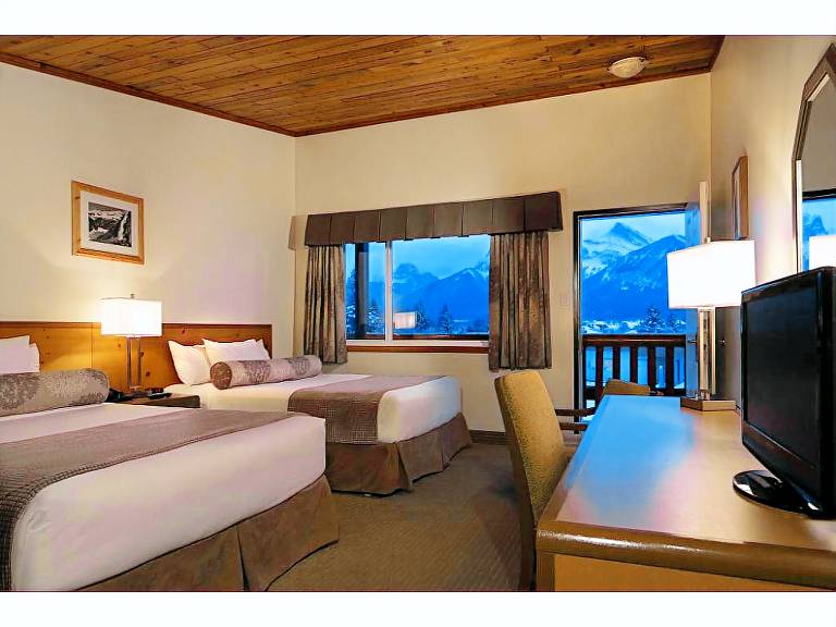 Hotel Room (2 Queens) in Canmore, AB