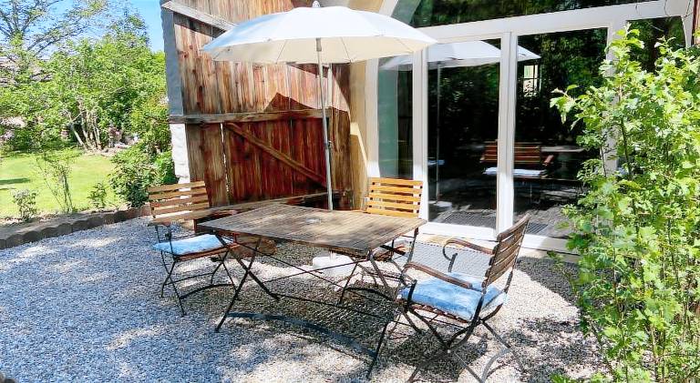 Rental apartment with garden, BBQ & patio — photo 4