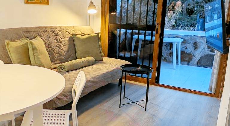 Apartment with pool — photo 2