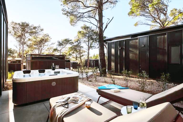 Pleasant mobile home with sauna, yard & terrace | Beach nearby | Pet-friendly in Brela