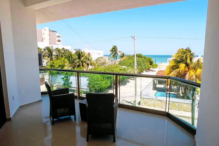 Large Villa private pool 1 block from the beach