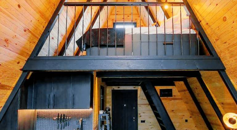 Chalet with hot tub | Pet-friendly — photo 3