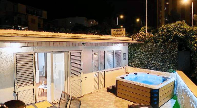 Holiday apartment with hot tub — photo 2