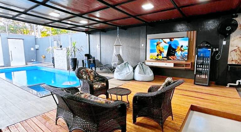 House with pool — photo 2