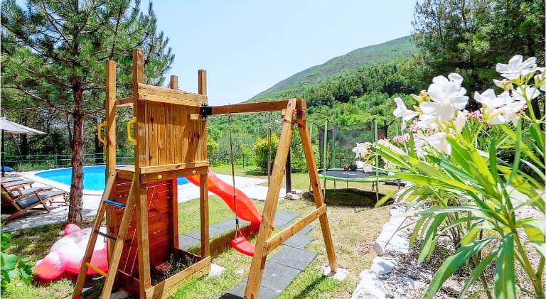Vacation home with pool — photo 4