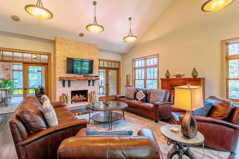 Misty Mountain Hop - Luxury home! Views, hot tub, 4 fireplaces, game table! — photo 4
