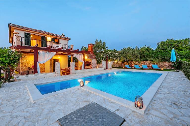 Villa with patio, yard & barbecue — photo 3