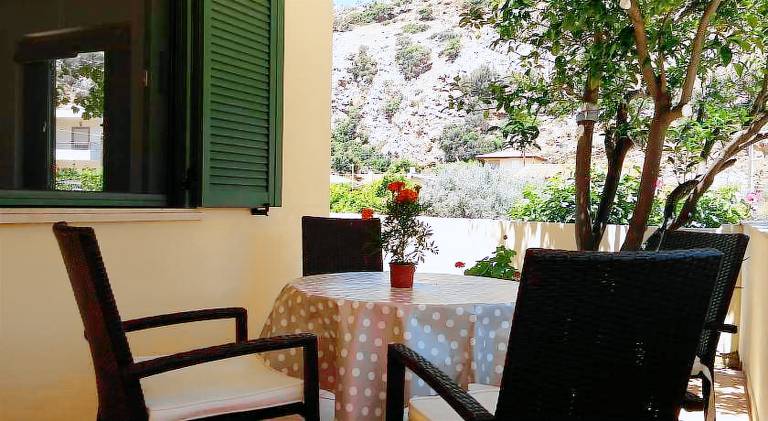 House with patio, BBQ & yard — photo 4