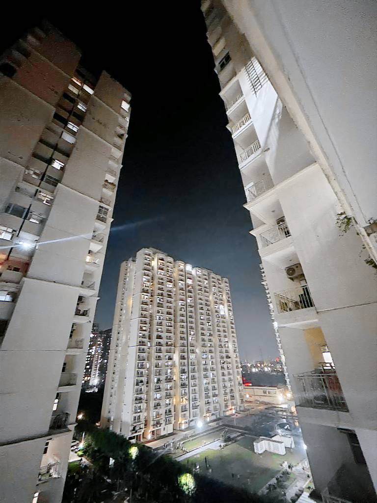 Mahagun Living Plus -Pool, WiFi & Caring Hosts — photo 4